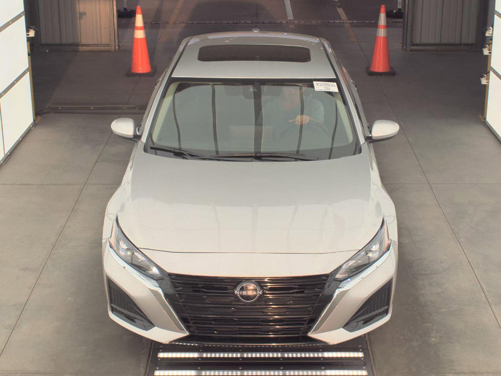 Used 2025 Nissan Altima 2.5 SV w/ SV Premium Package image 3