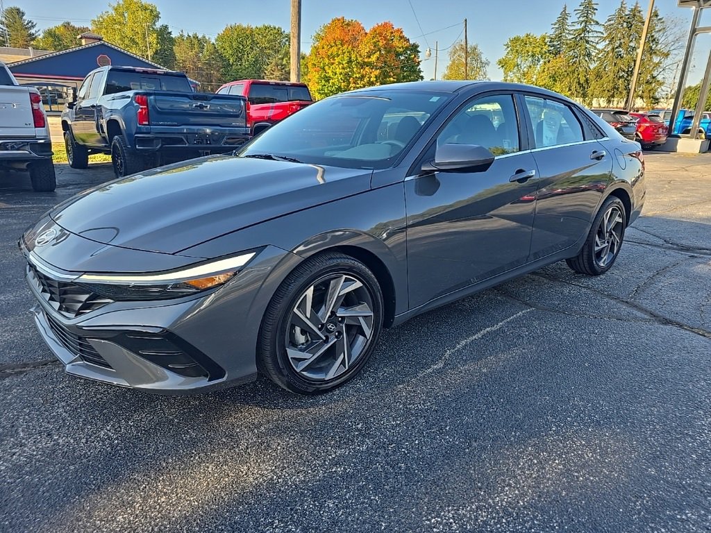 Used 2025 Hyundai Elantra SEL image 2