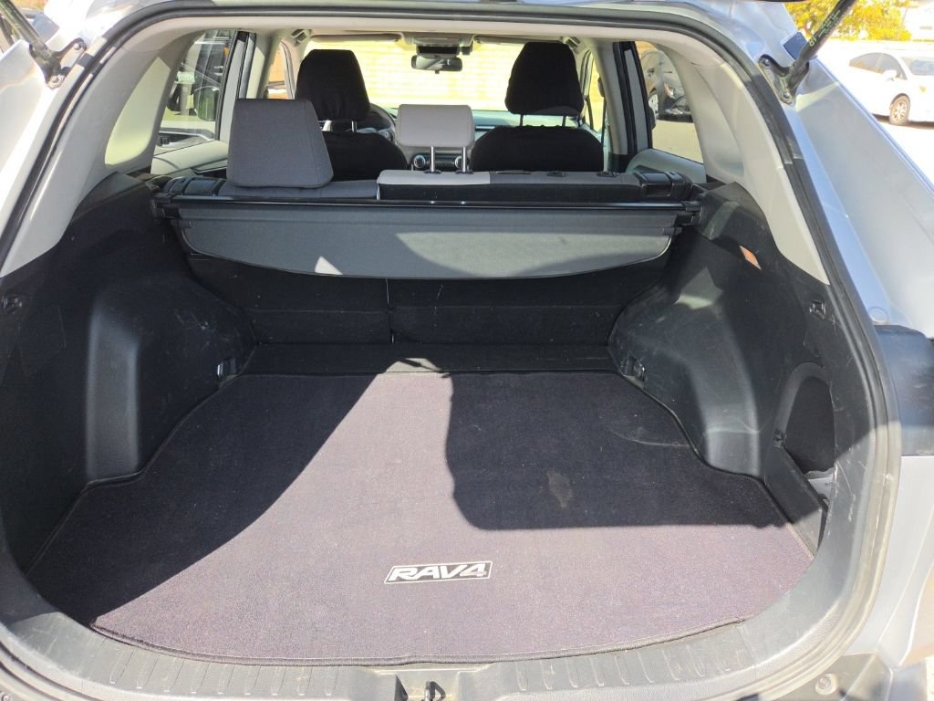 Used 2019 Toyota RAV4 XLE w/ Carpet Mat Package AWD/4WD image 12