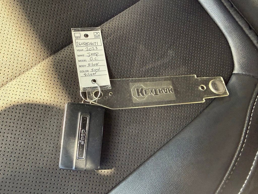 Used 2023 Jeep Grand Cherokee Altitude image 39