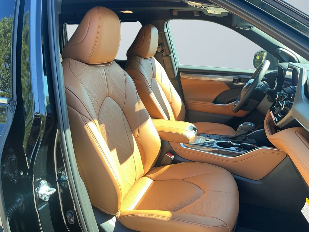 New 2025 Toyota Highlander Platinum image 15