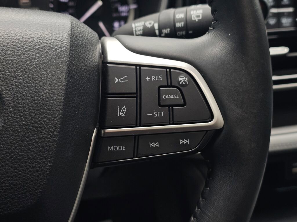 Used 2022 Toyota Highlander XLE AWD/4WD image 31