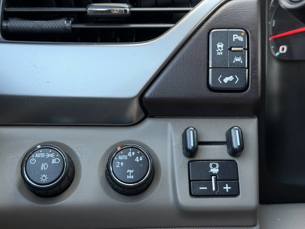 Used 2016 Chevrolet Suburban LT image 38
