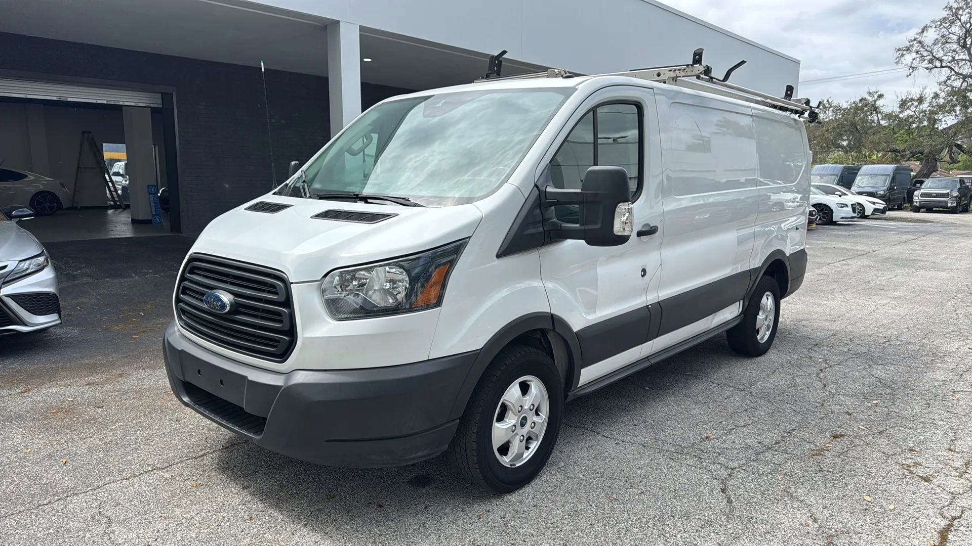 Used 2019 Ford Transit 250 130 Low Roof RWD image 3