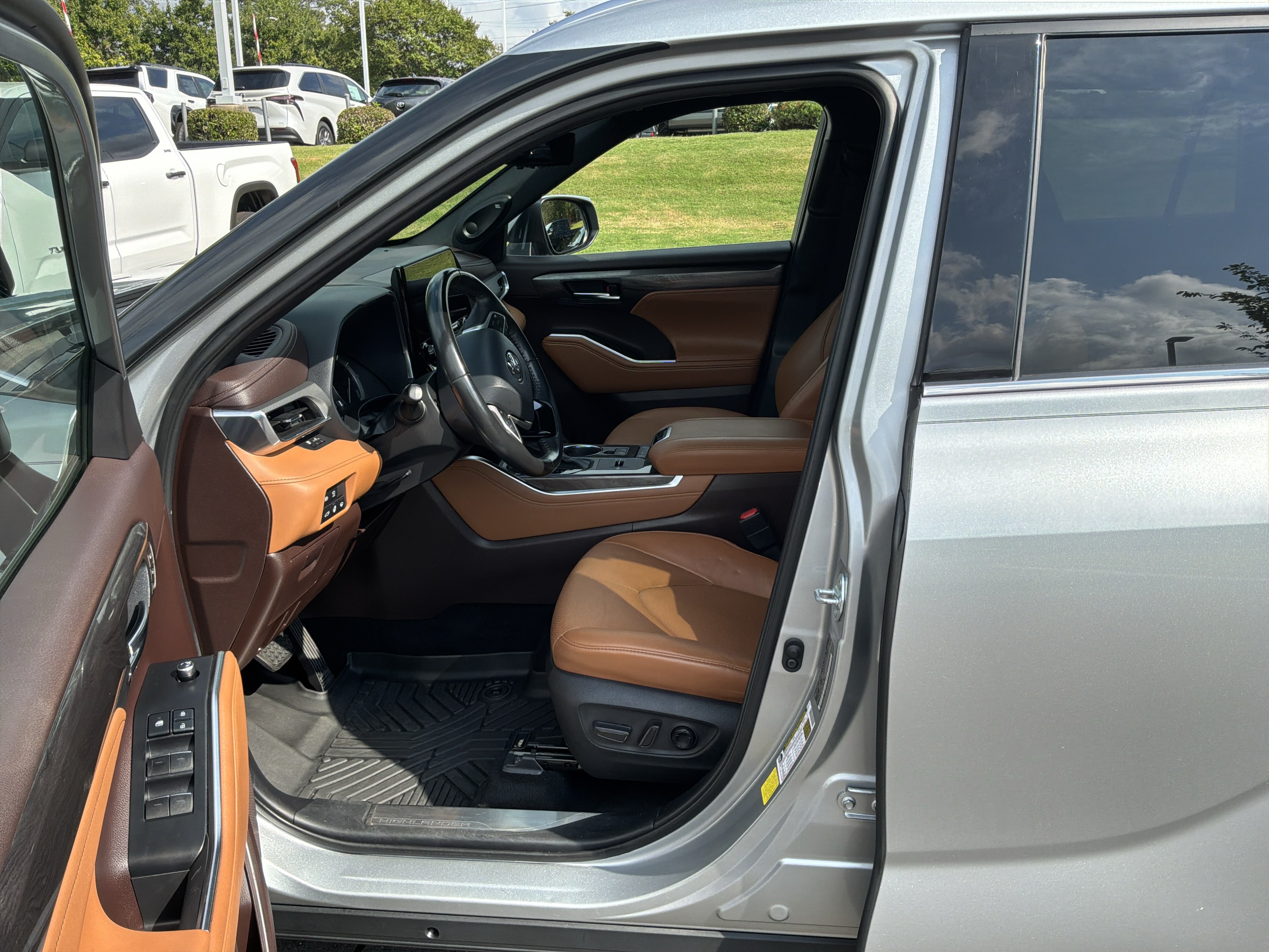 Used 2022 Toyota Highlander Platinum FWD image 16