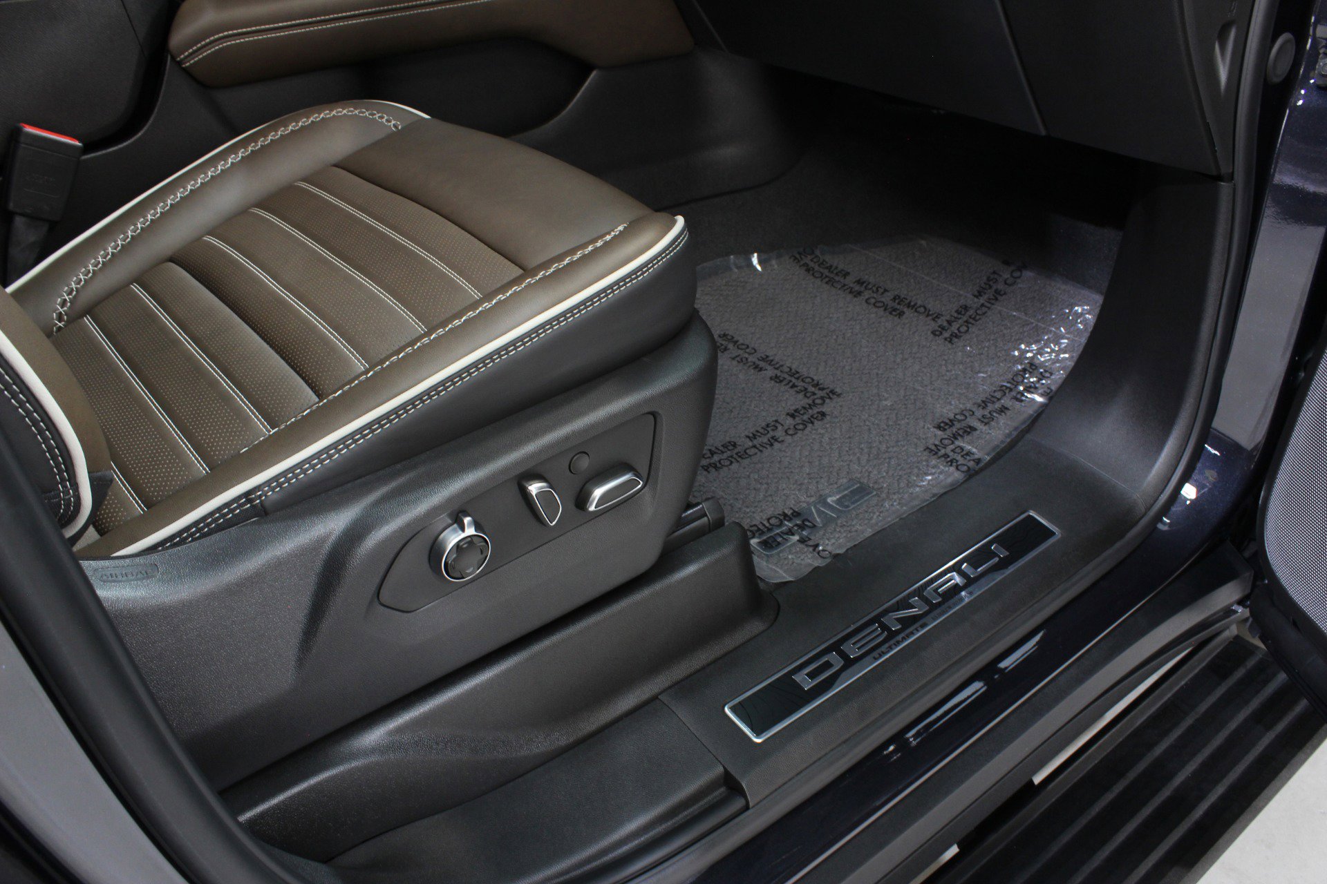 Used 2025 GMC Yukon Denali Ultimate w/ LPO, Floor Liner Package AWD/4WD image 53