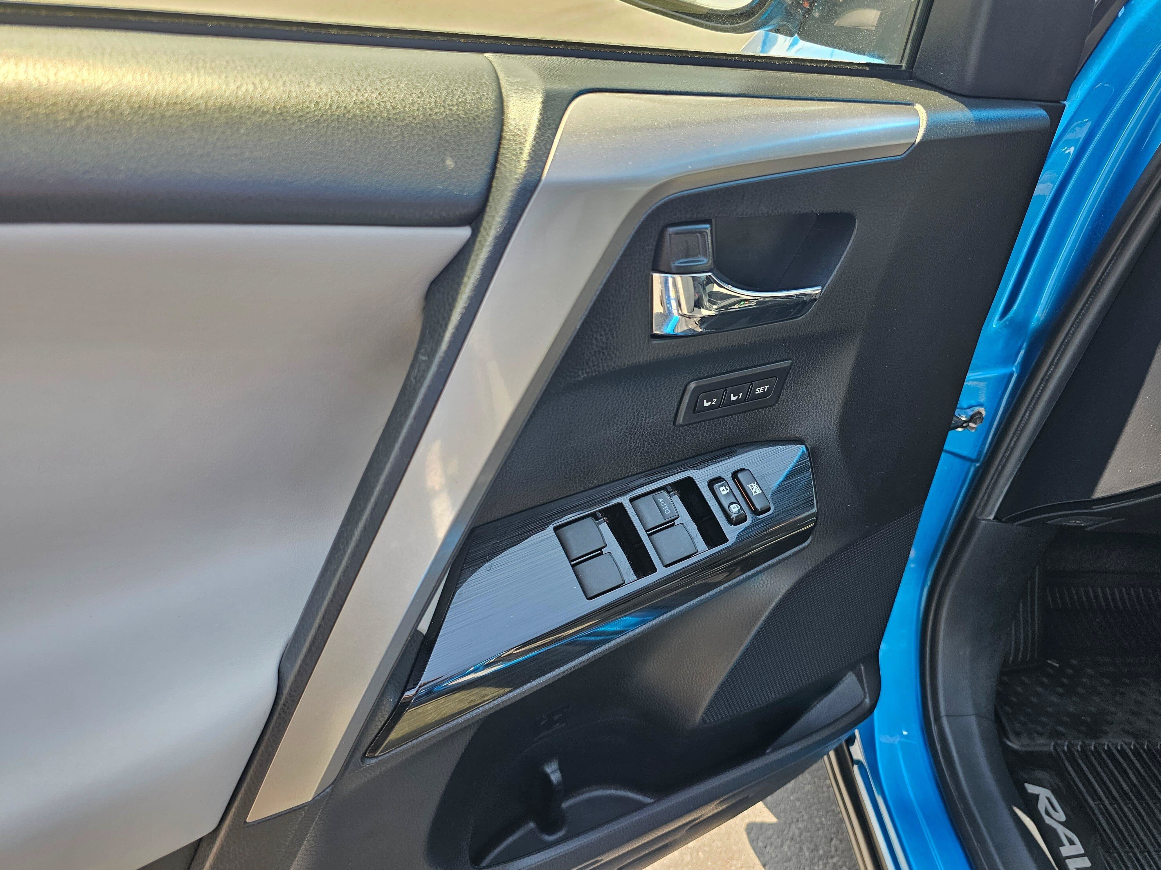 Used 2018 Toyota RAV4 Limited w/ Advanced Technology Package AWD/4WD image 20