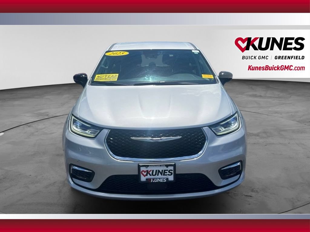 Used 2024 Chrysler Pacifica Touring-L FWD image 13