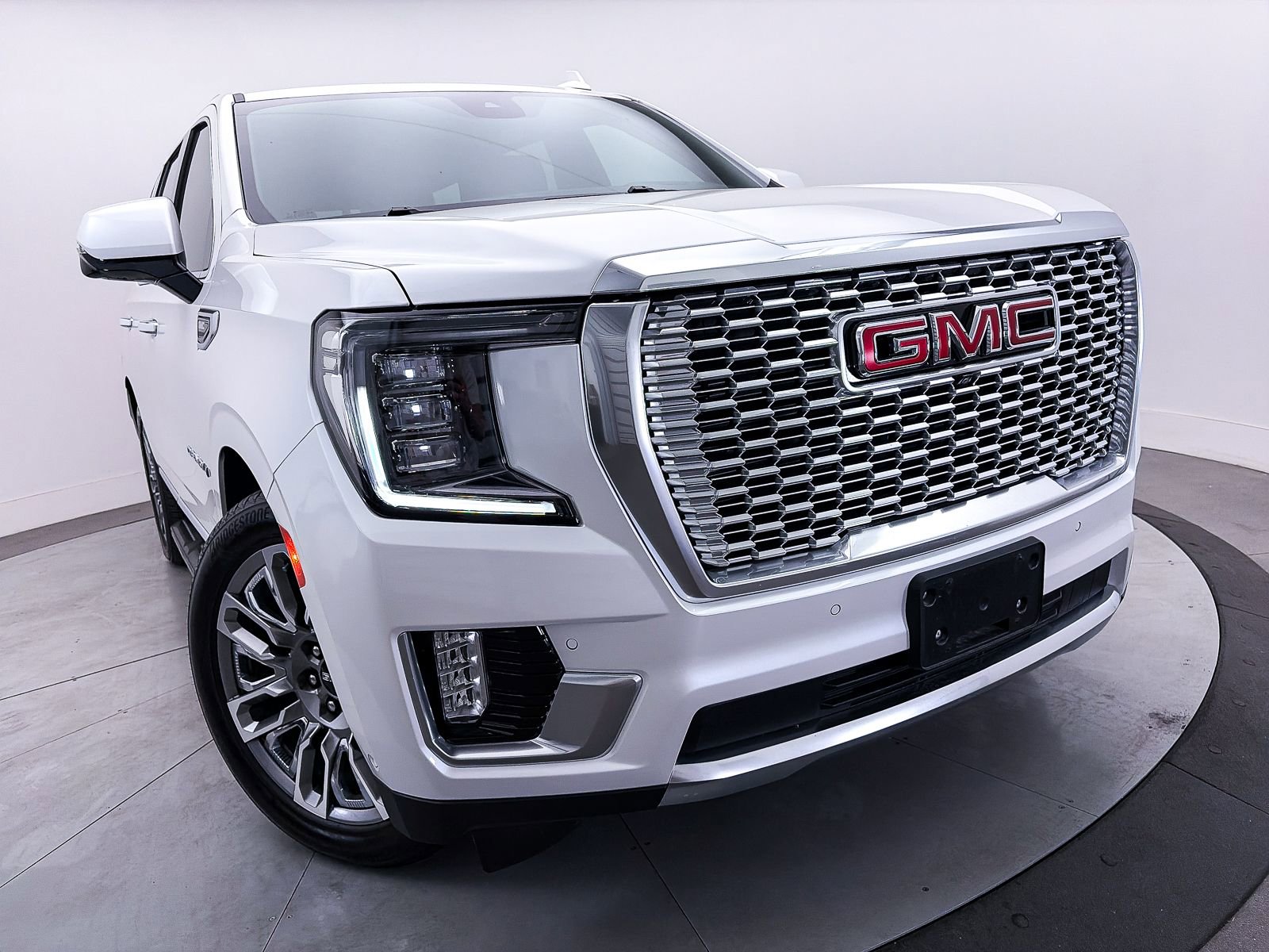 Used 2024 GMC Yukon Denali w/ Advanced Technology Package AWD/4WD image 12