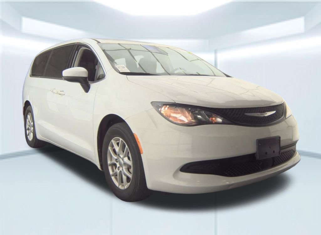 Used 2023 Chrysler Voyager LX image 5