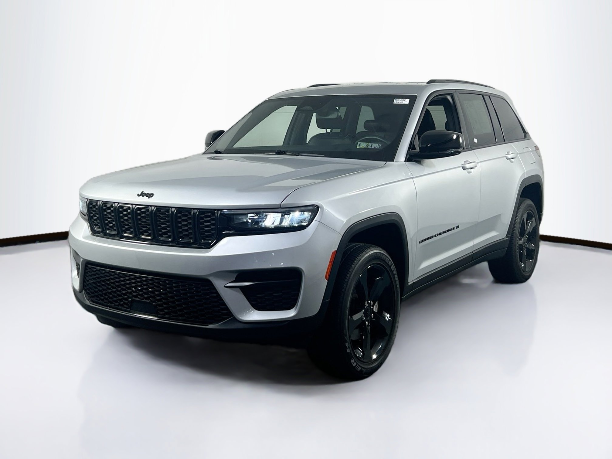 Used 2022 Jeep Grand Cherokee Altitude image 1
