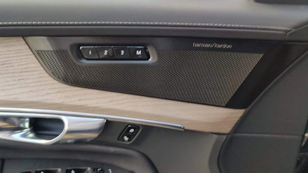 New 2026 Volvo XC90 B6 Plus w/ Protection Package Premier AWD/4WD image 9