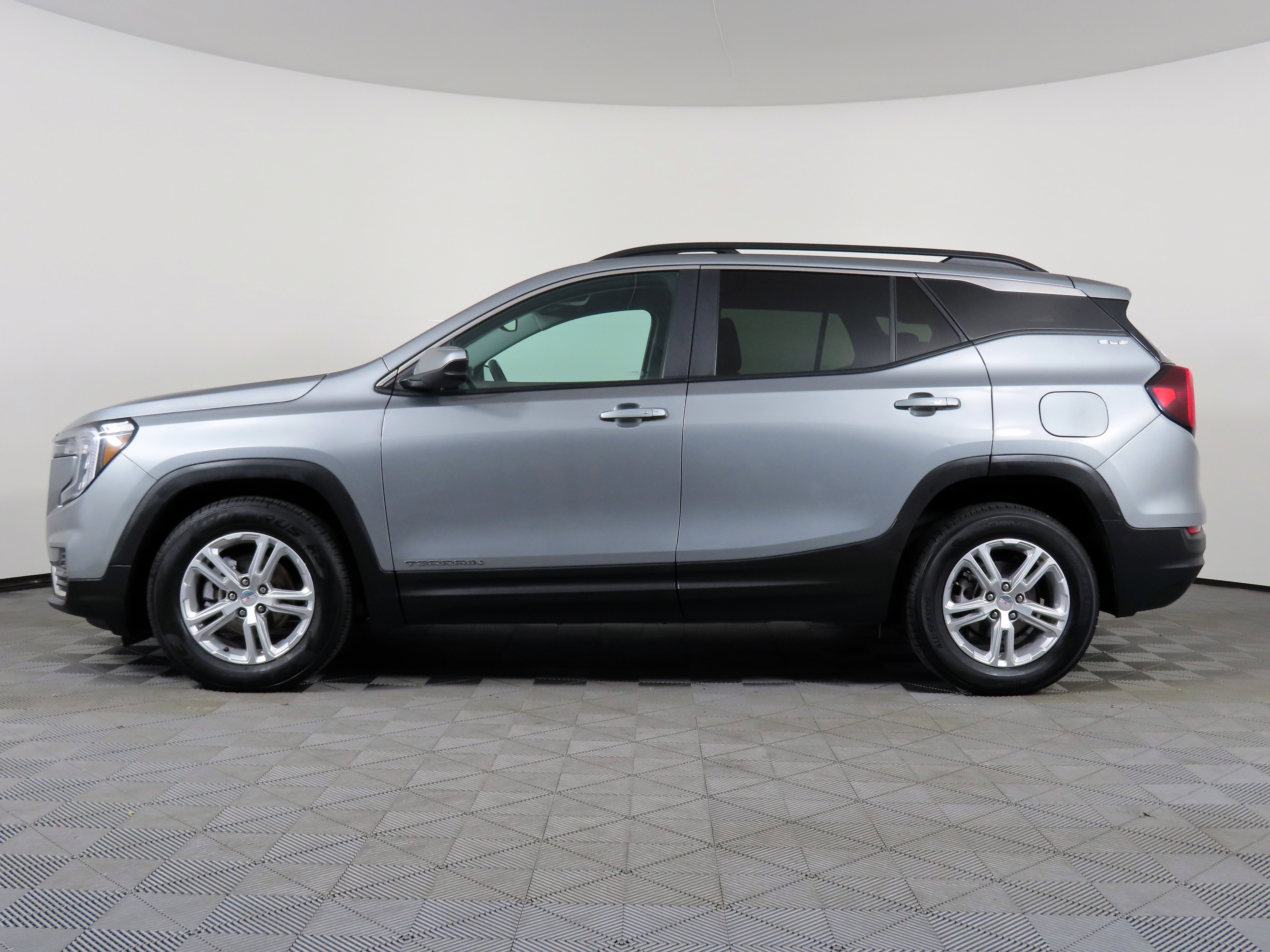 Used 2023 GMC Terrain SLE w/ Driver Convenience Package image 38