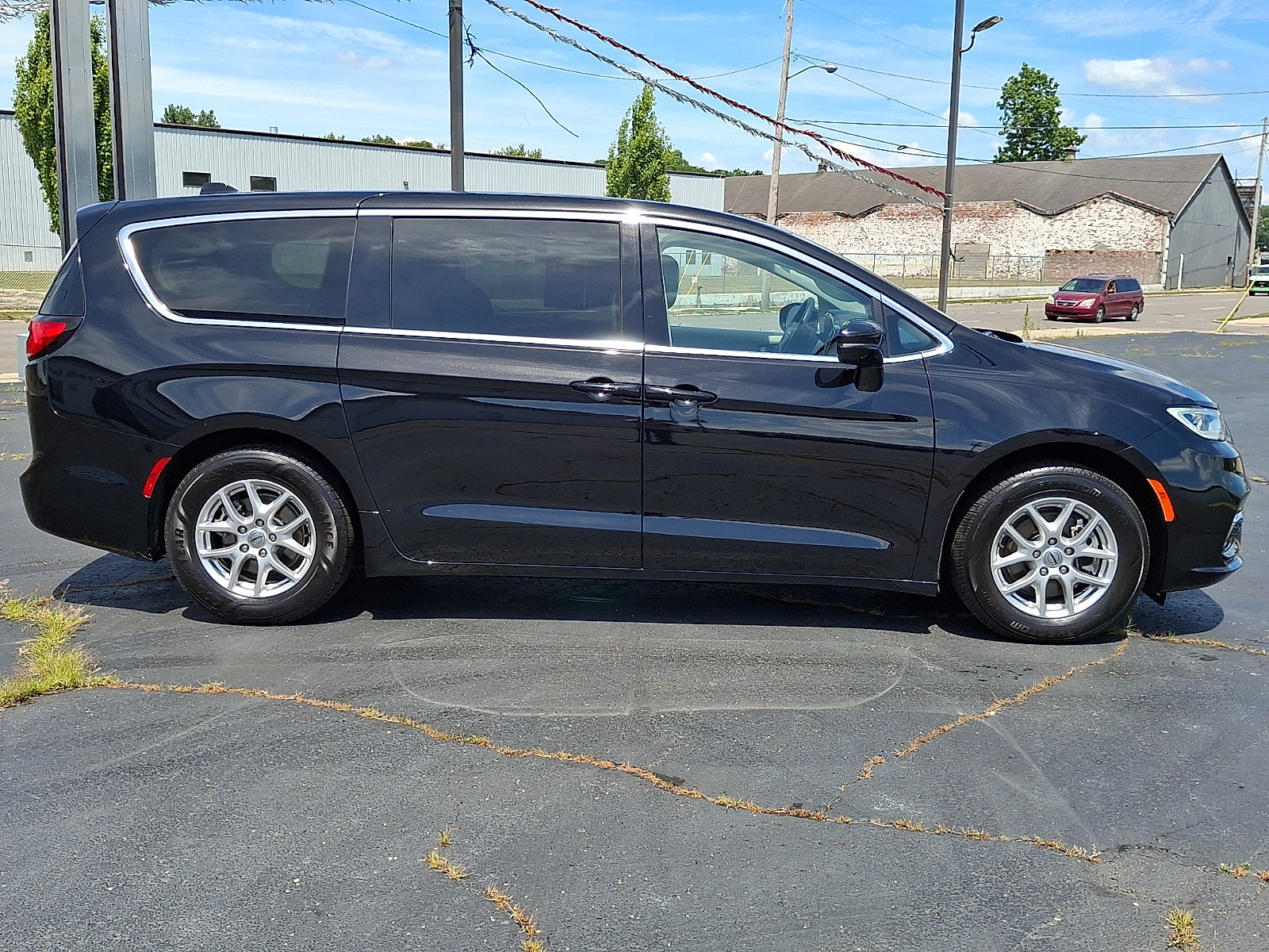Used 2024 Chrysler Pacifica Touring-L FWD image 8