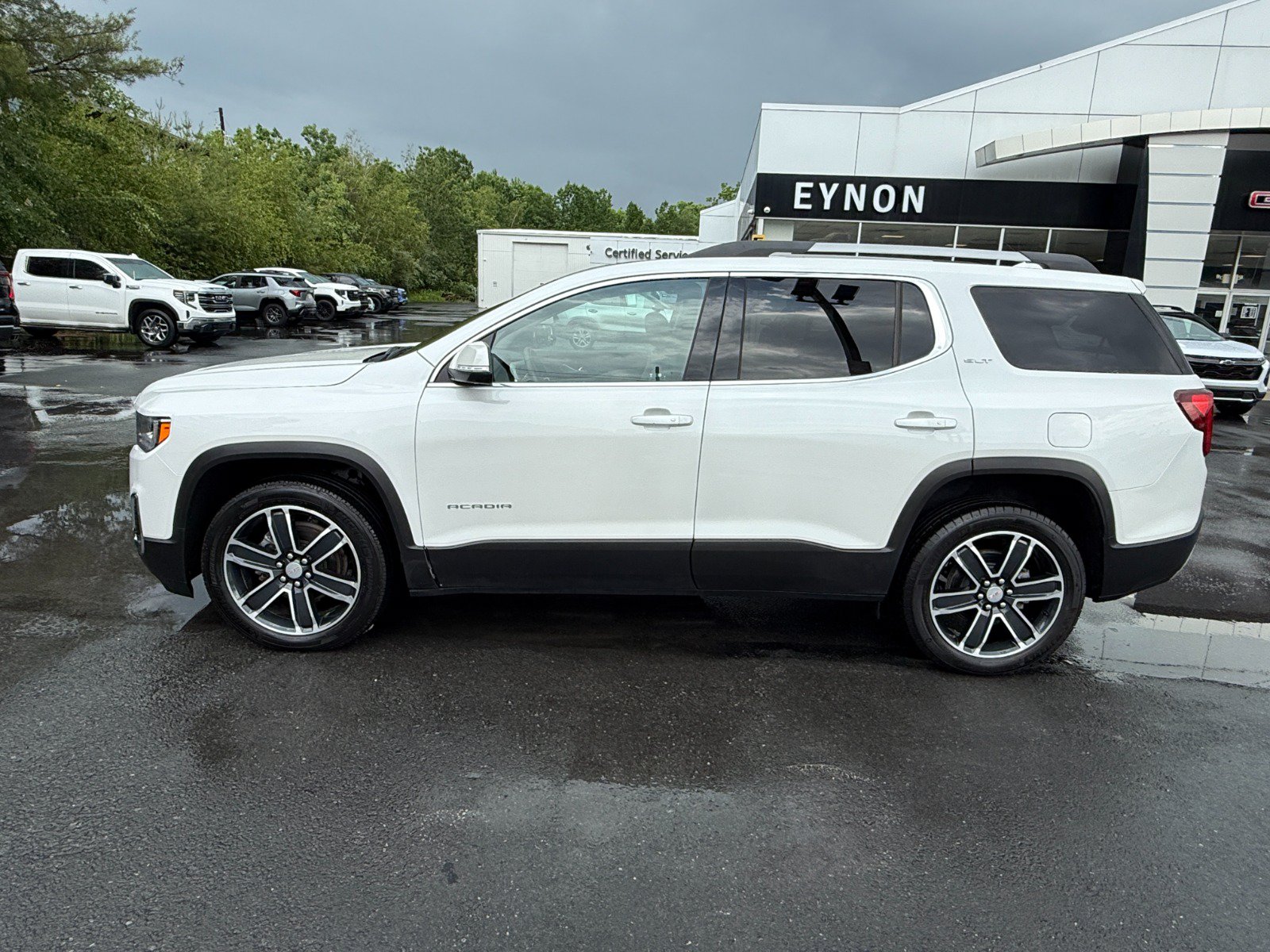 Used 2023 GMC Acadia SLT w/ Preferred Package AWD/4WD image 2