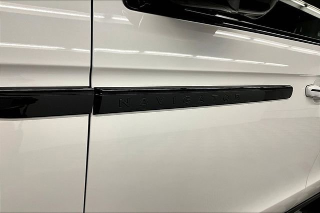 Used 2025 Lincoln Navigator Reserve w/ Jet Appearance Package image 9