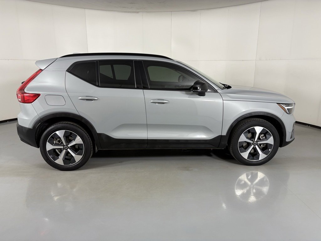 Used 2024 Volvo XC40 B5 Core image 9
