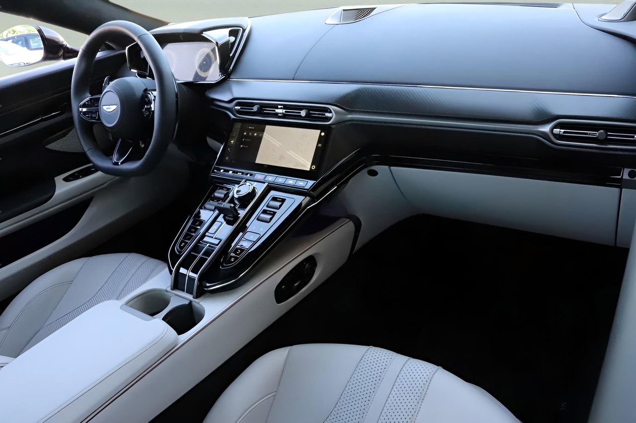 Used 2026 Aston Martin V8 Vantage Coupe RWD image 17