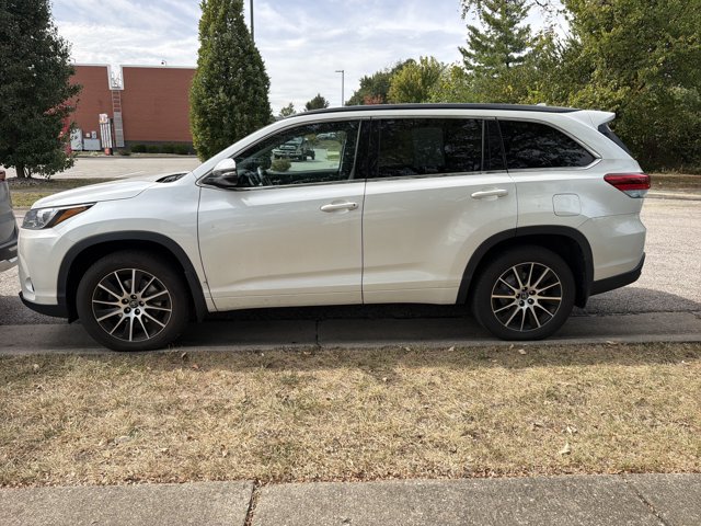 Used 2017 Toyota Highlander SE AWD/4WD image 6