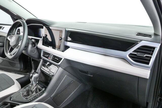 Used 2025 Volkswagen Taos SE w/ Panoramic Sunroof Package FWD image 23