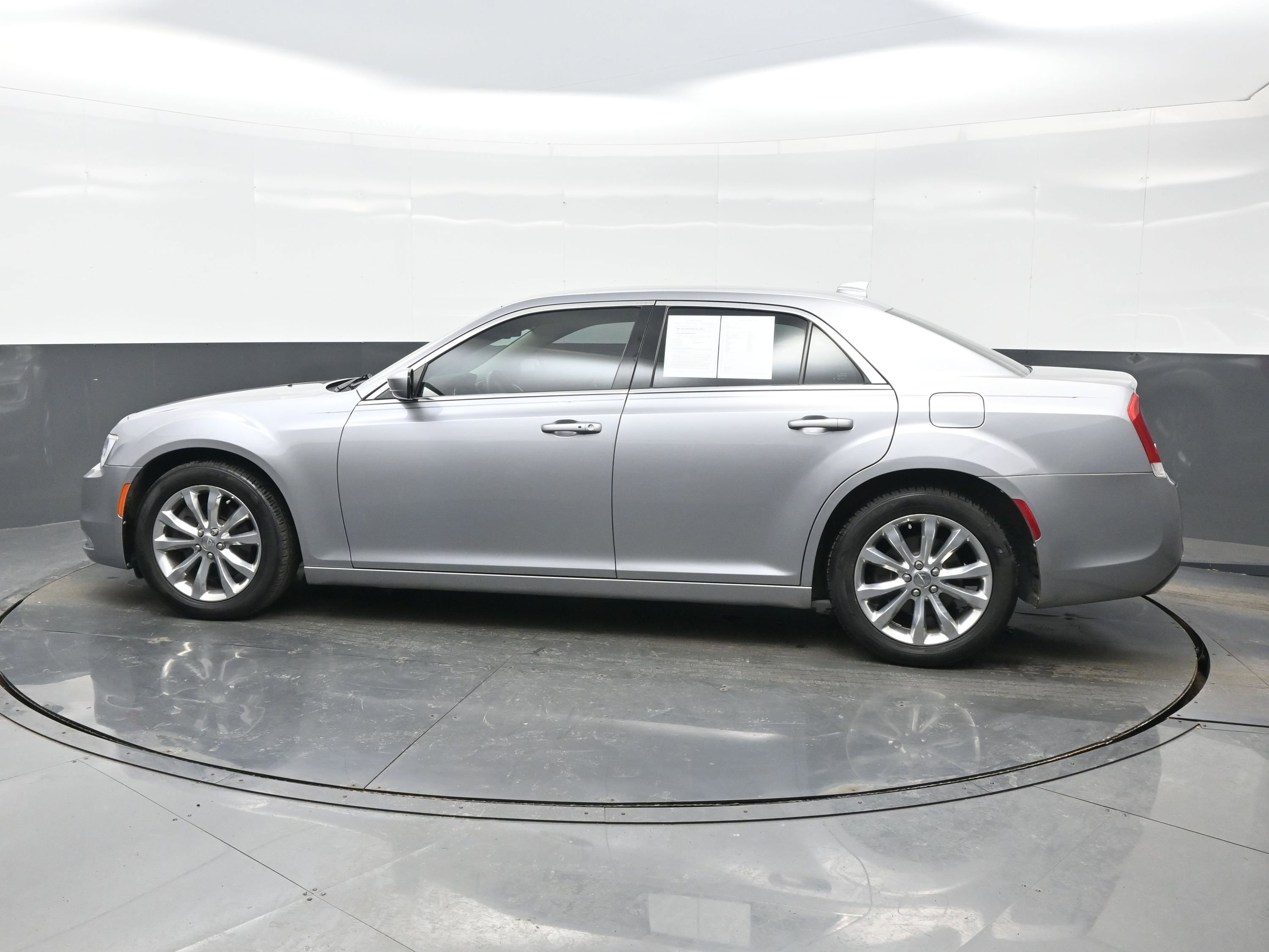 Used 2018 Chrysler 300 Touring image 3