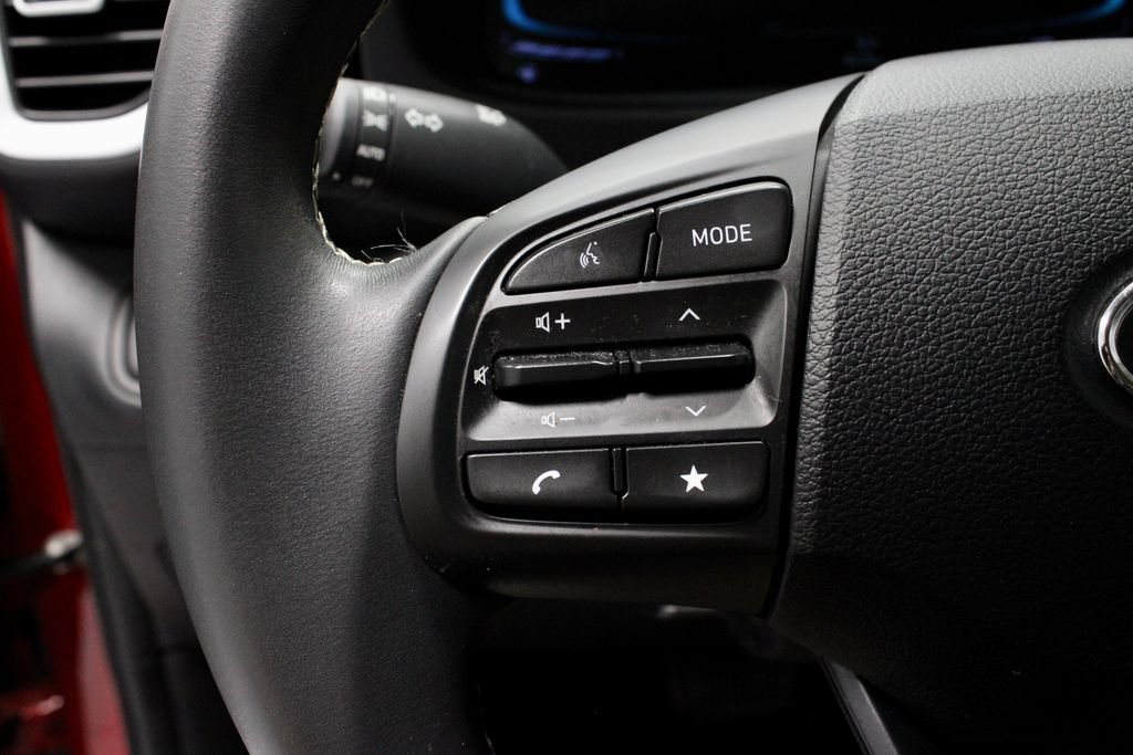 Certified 2025 Hyundai Venue Limited FWD image 28