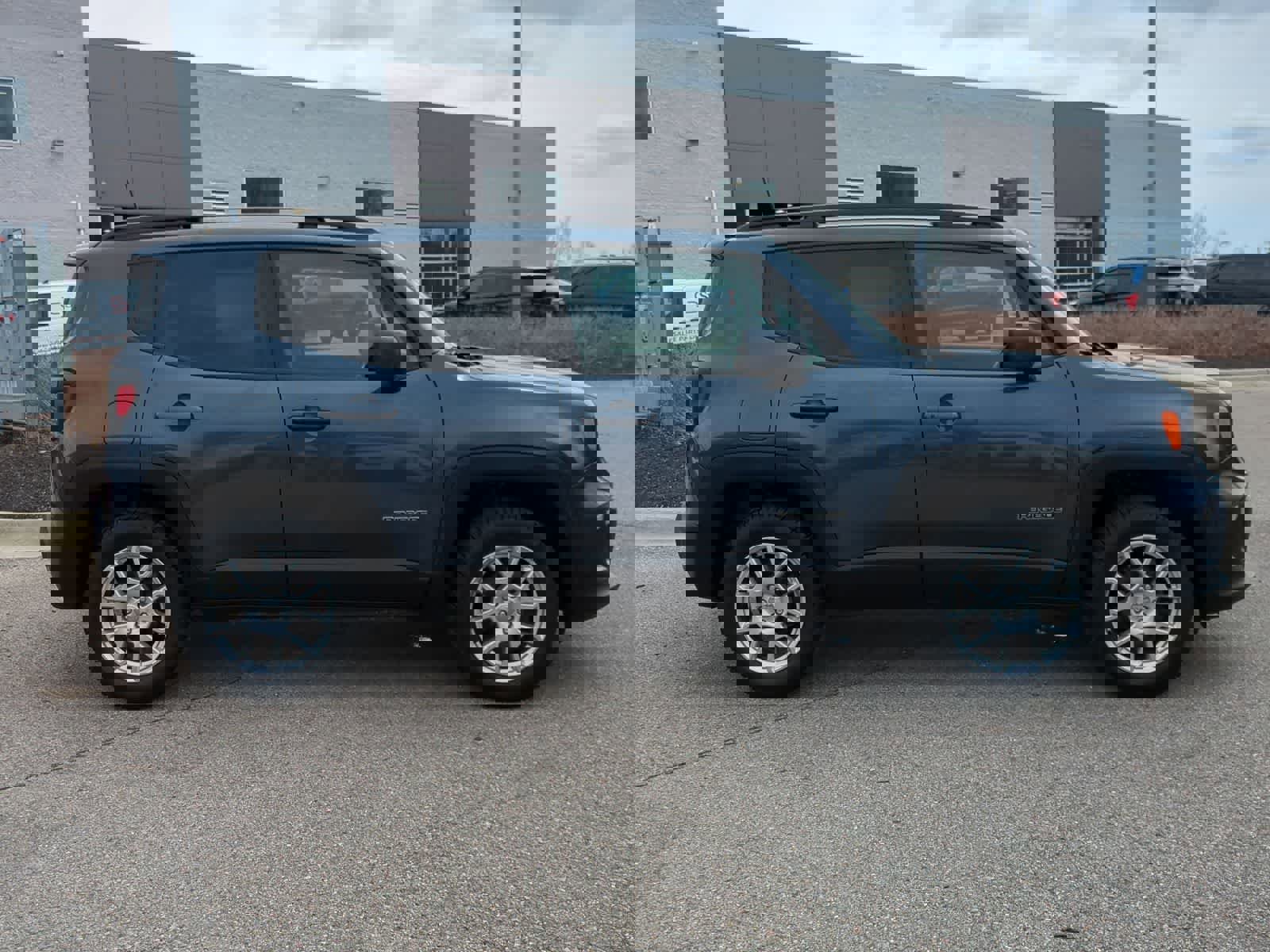 Used 2020 Jeep Renegade Latitude w/ Cold Weather Group AWD/4WD image 9