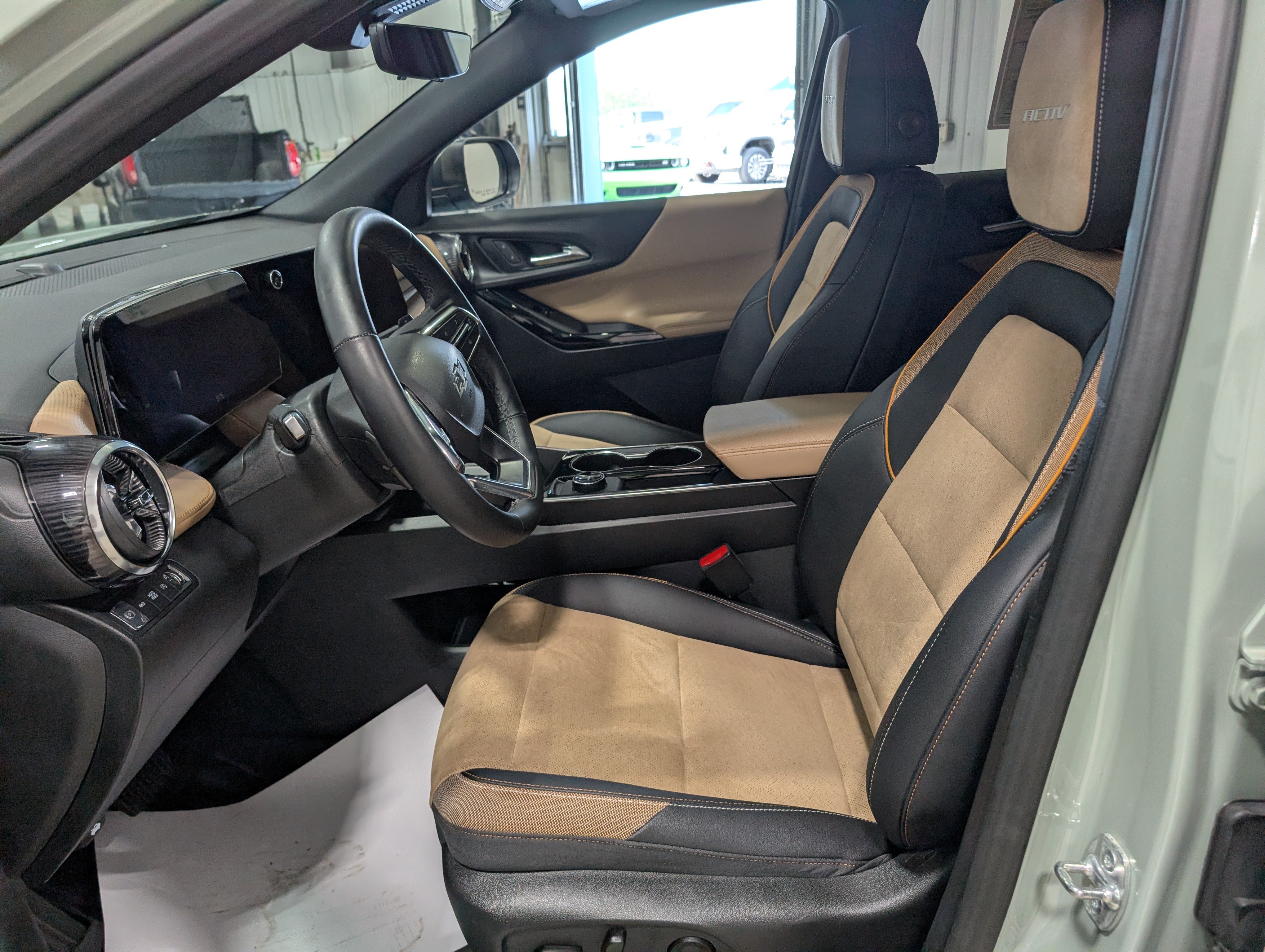 Used 2025 Chevrolet Equinox ACTIV w/ Safety and Technology Package AWD/4WD image 14