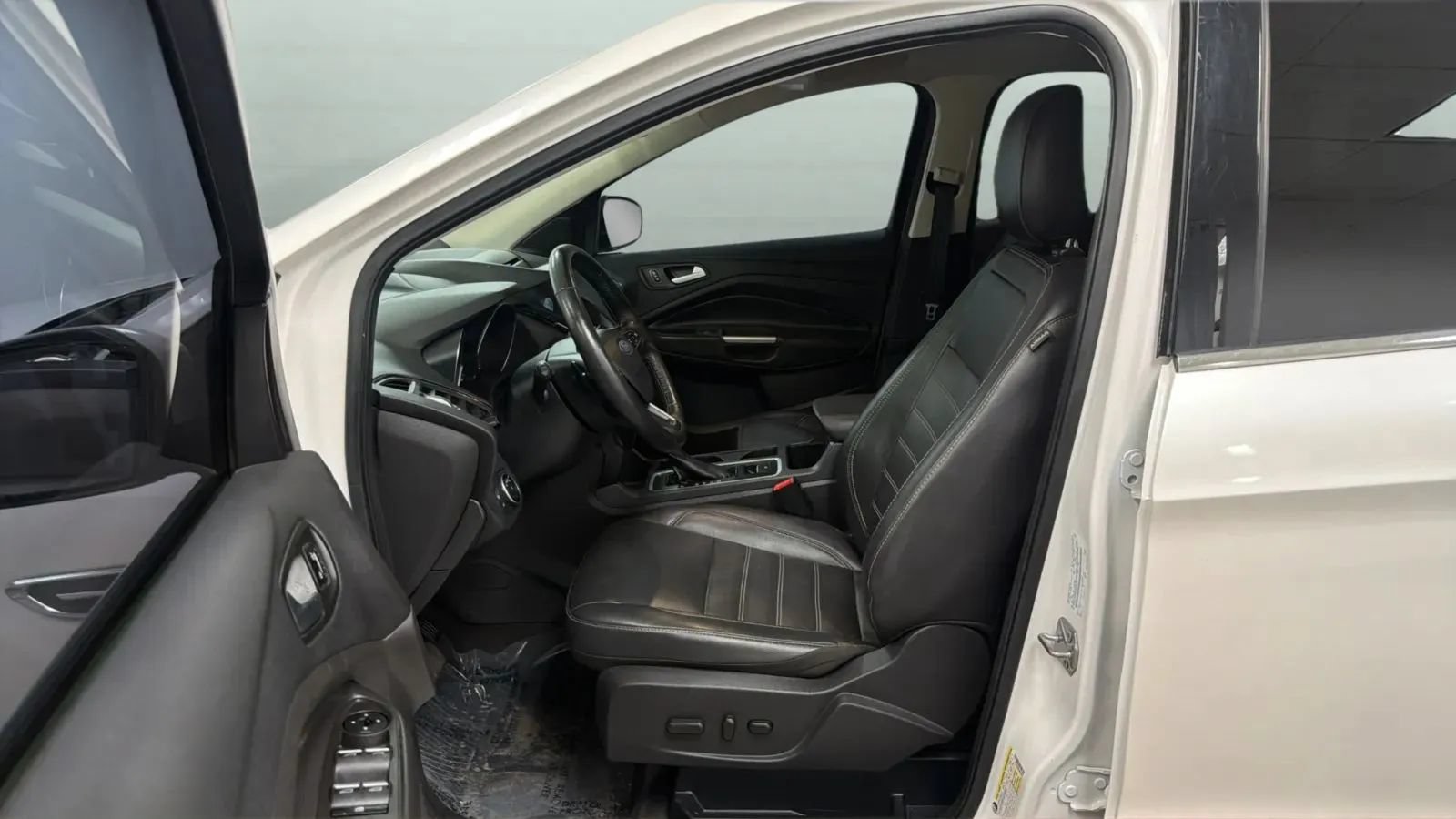 Used 2018 Ford Escape Titanium w/ Ford Safe & Smart Package AWD/4WD image 21