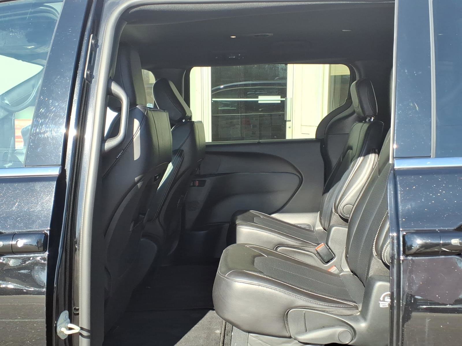 Used 2025 Chrysler Pacifica Select FWD image 9