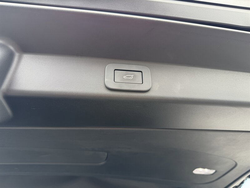 Used 2023 Land Rover Range Rover Sport SE AWD/4WD image 9