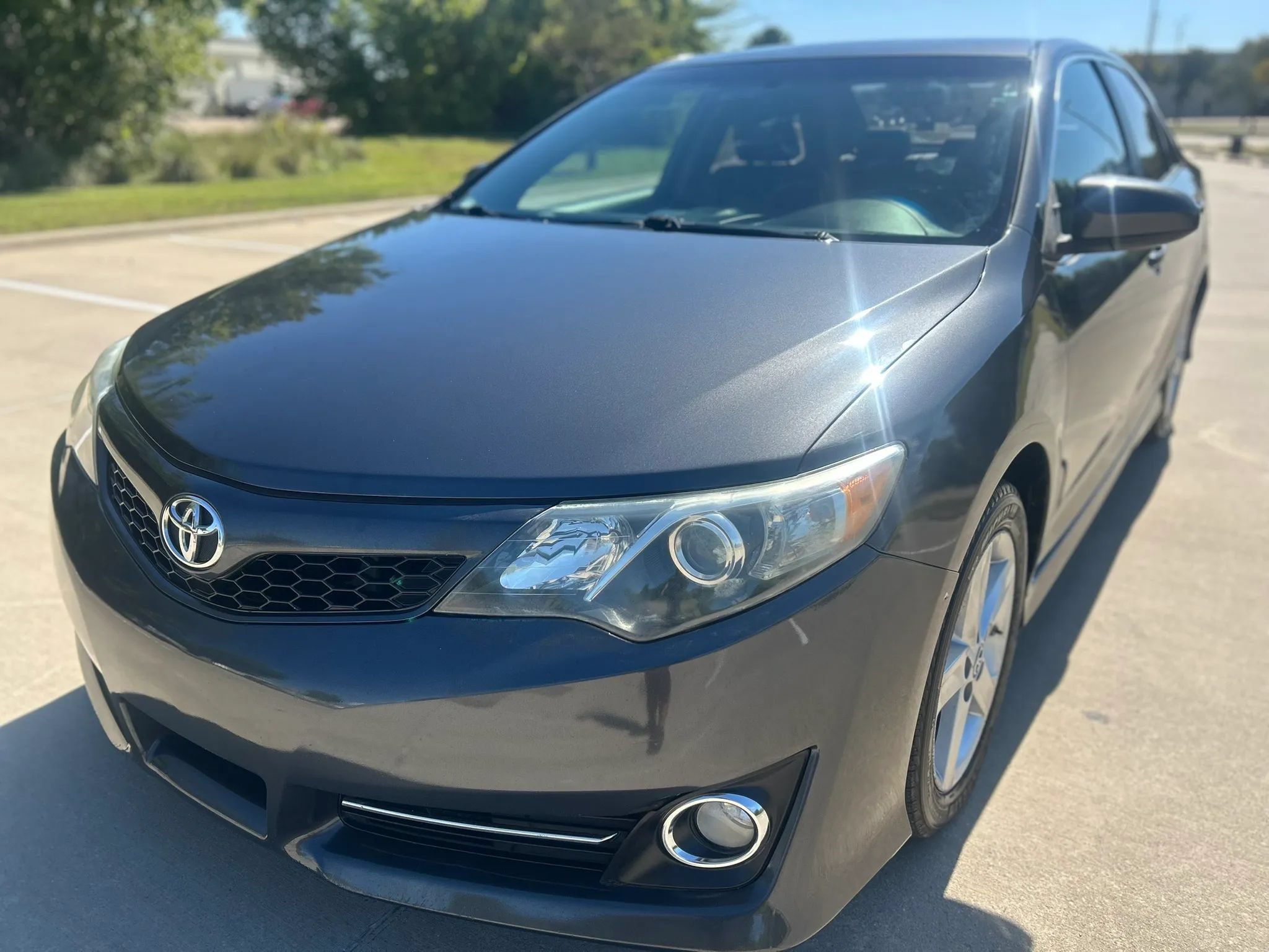 Used 2014 Toyota Camry SE FWD image 2