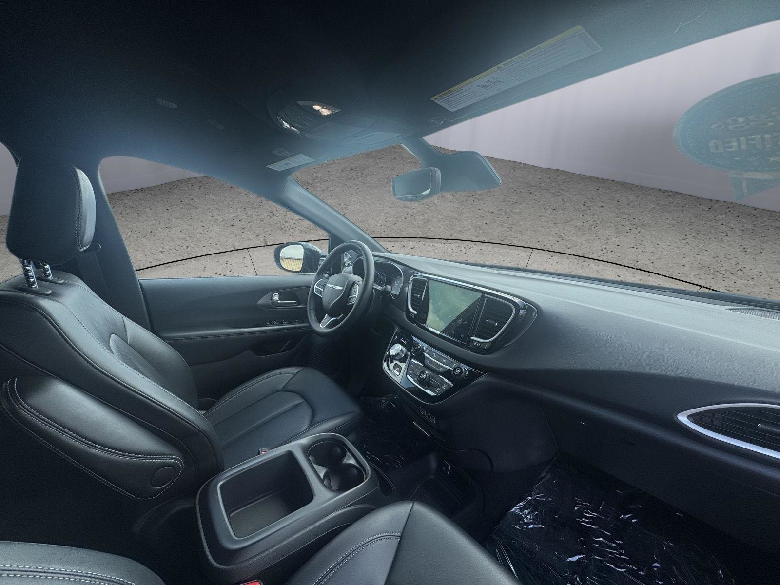 Used 2025 Chrysler Pacifica Select FWD image 40