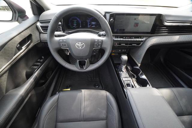 Used 2025 Toyota Camry XLE image 11