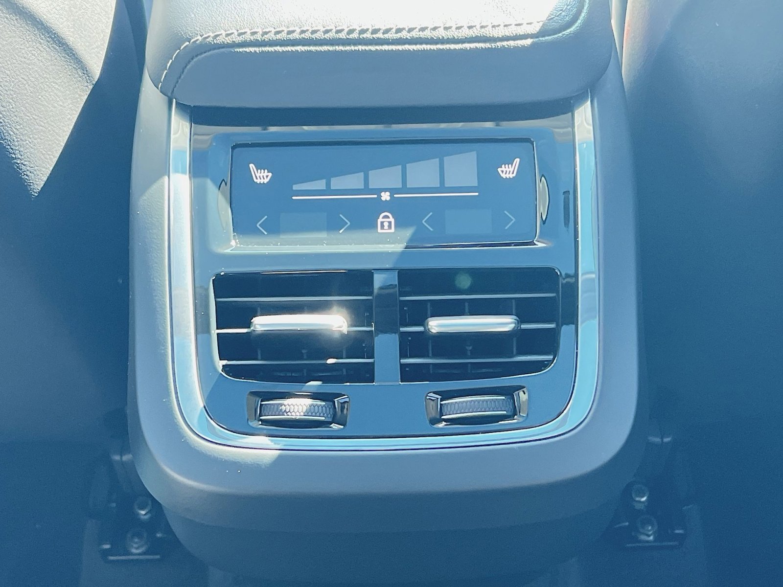 Certified 2023 Volvo XC60 B6 Ultimate w/ Climate Package image 23