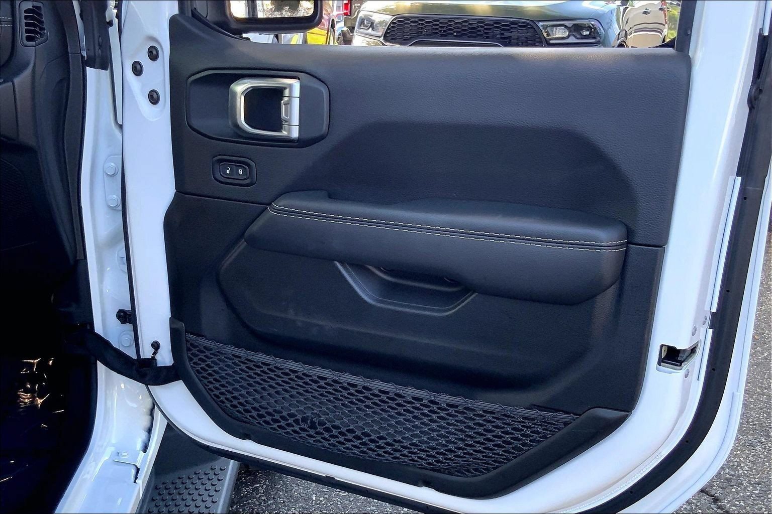 Used 2022 Jeep Wrangler Unlimited Sahara w/ Cold Weather Group AWD/4WD image 19