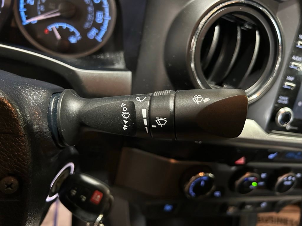 Used 2020 Toyota Tacoma SR5 AWD/4WD image 24
