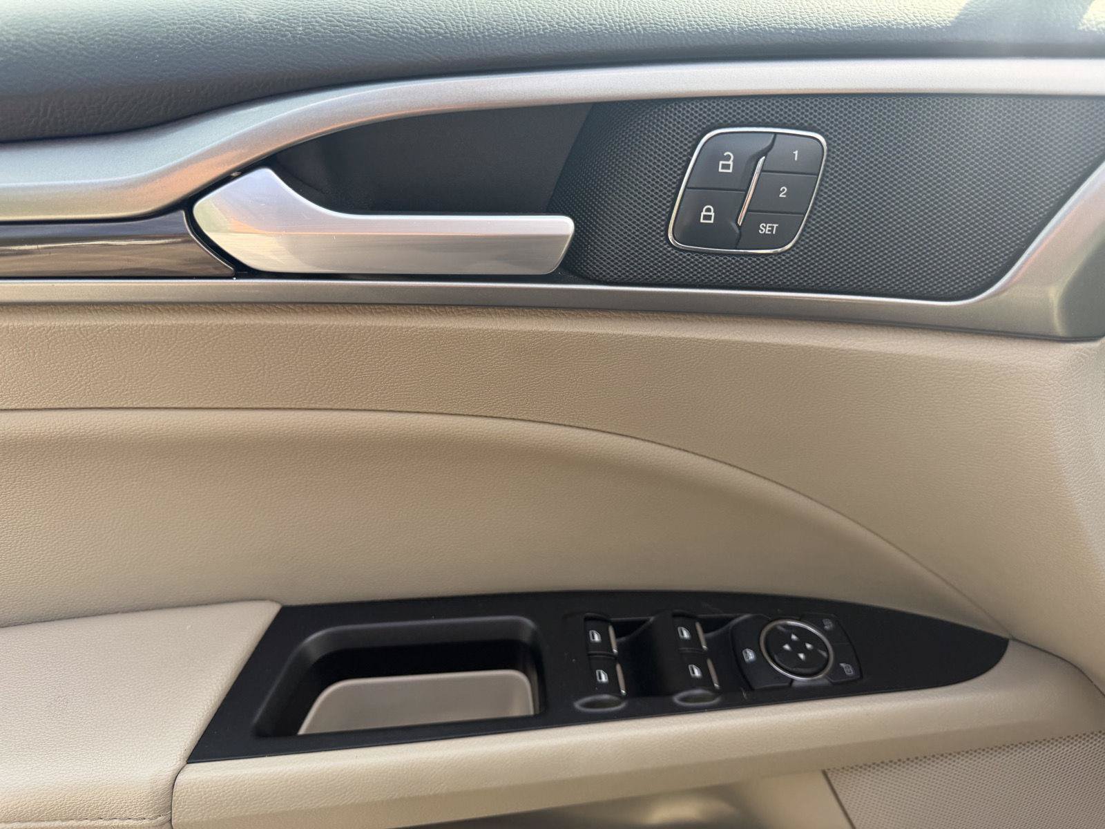 Used 2017 Ford Fusion SE w/ Fusion SE Technology Package FWD image 12