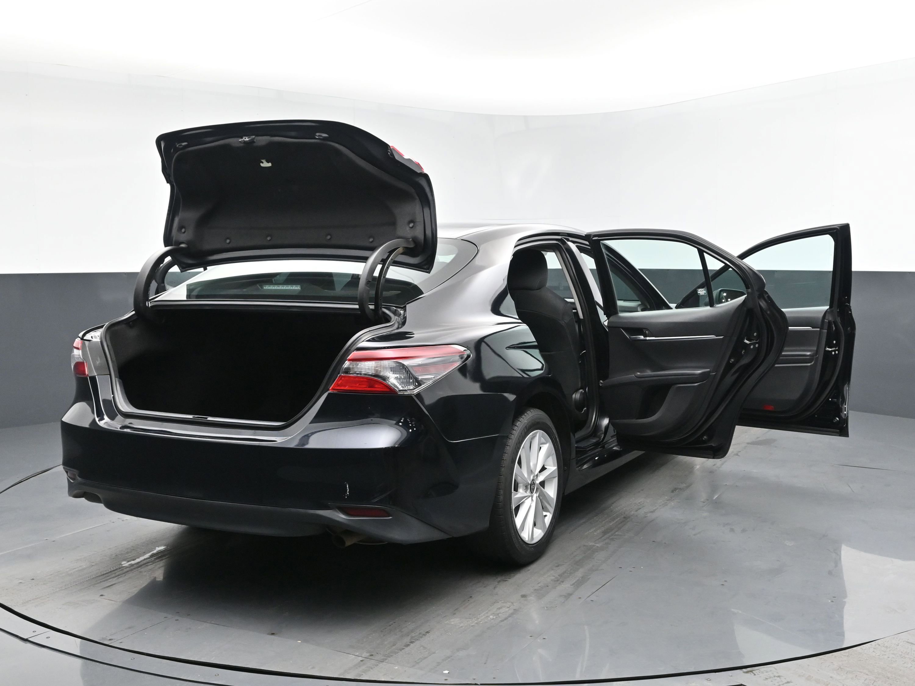 Used 2021 Toyota Camry LE FWD image 31
