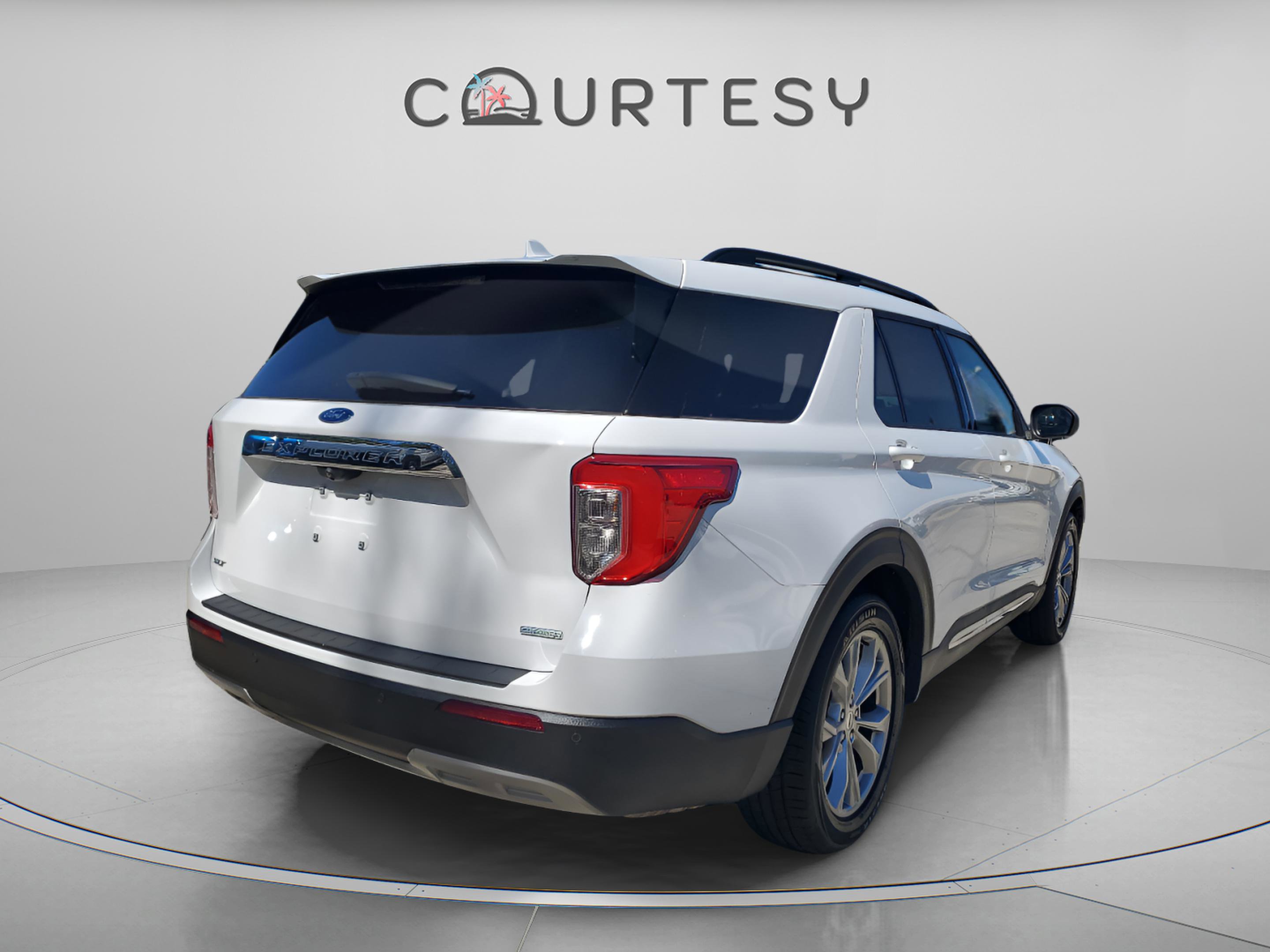 Used 2020 Ford Explorer XLT w/ Equipment Group 202A image 4