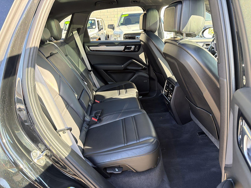 Used 2023 Porsche Cayenne AWD/4WD image 27