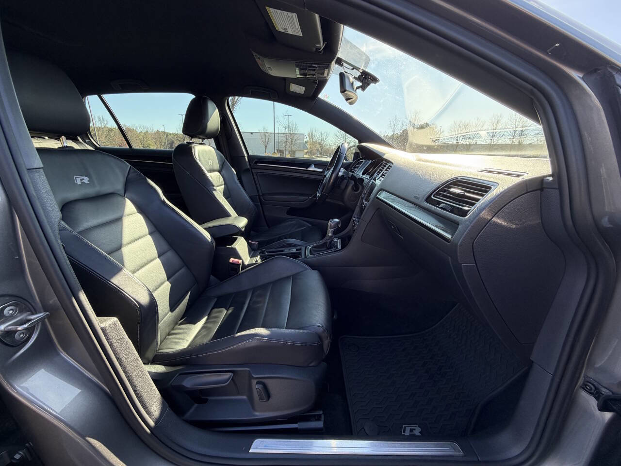 Used 2016 Volkswagen Golf R 4-Door image 17