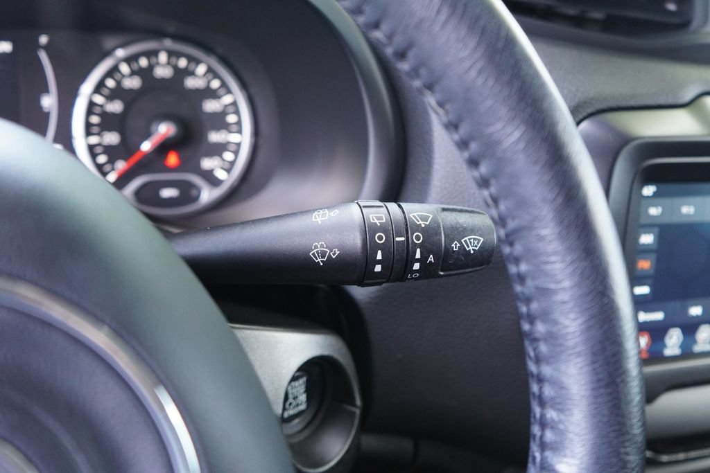 Used 2019 Jeep Renegade Latitude w/ Cold Weather Group FWD image 17
