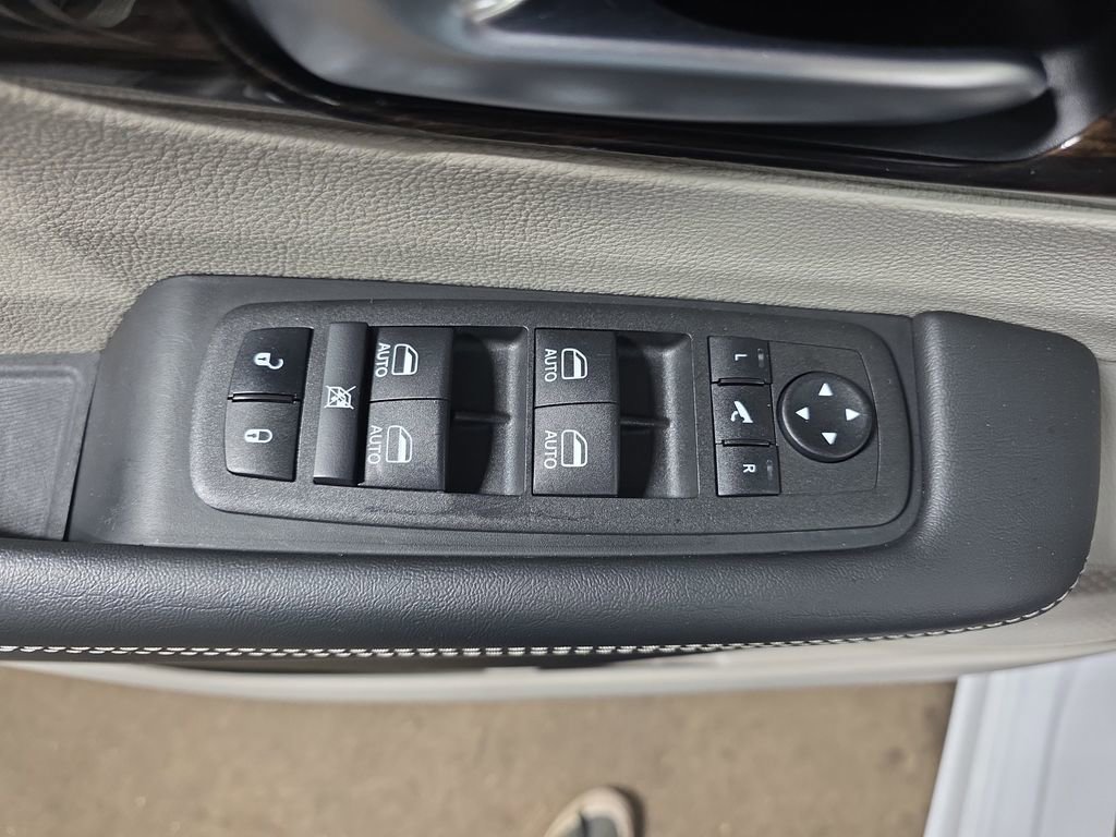 Used 2024 Chrysler Pacifica Limited image 30