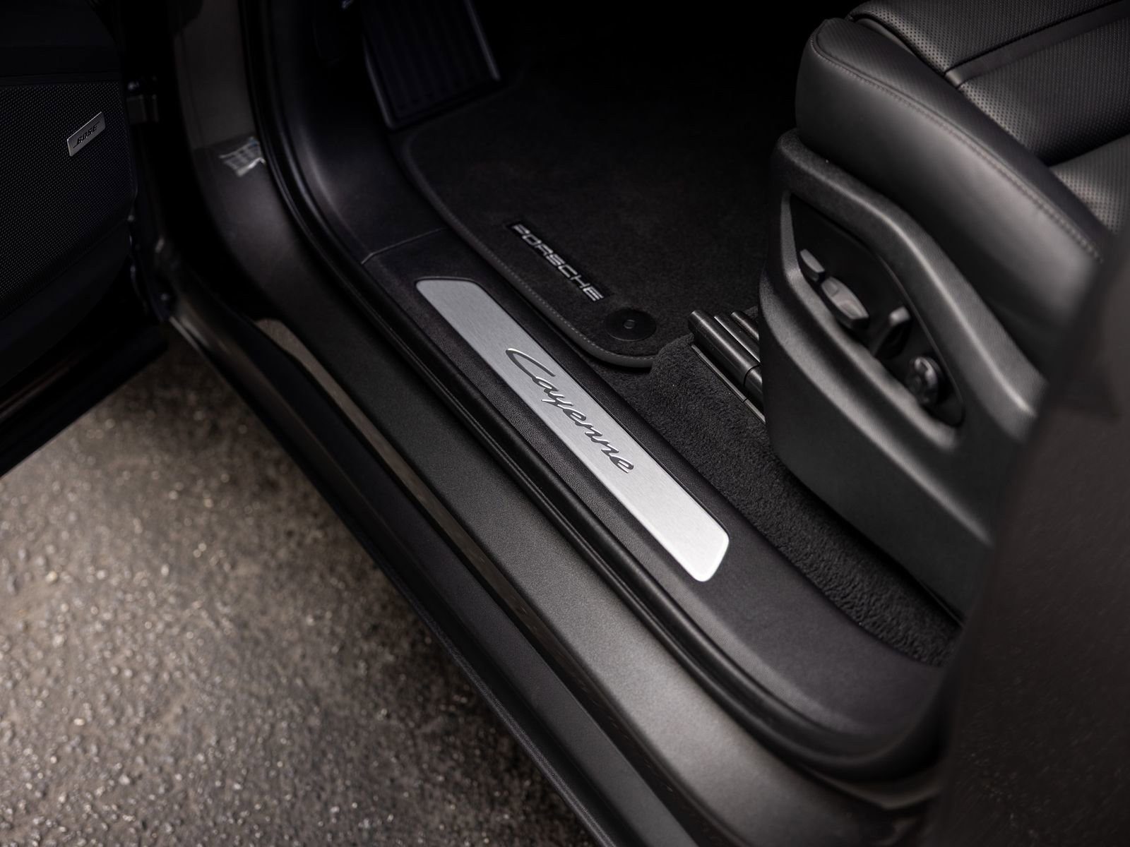 Certified 2025 Porsche Cayenne Coupe AWD/4WD image 42