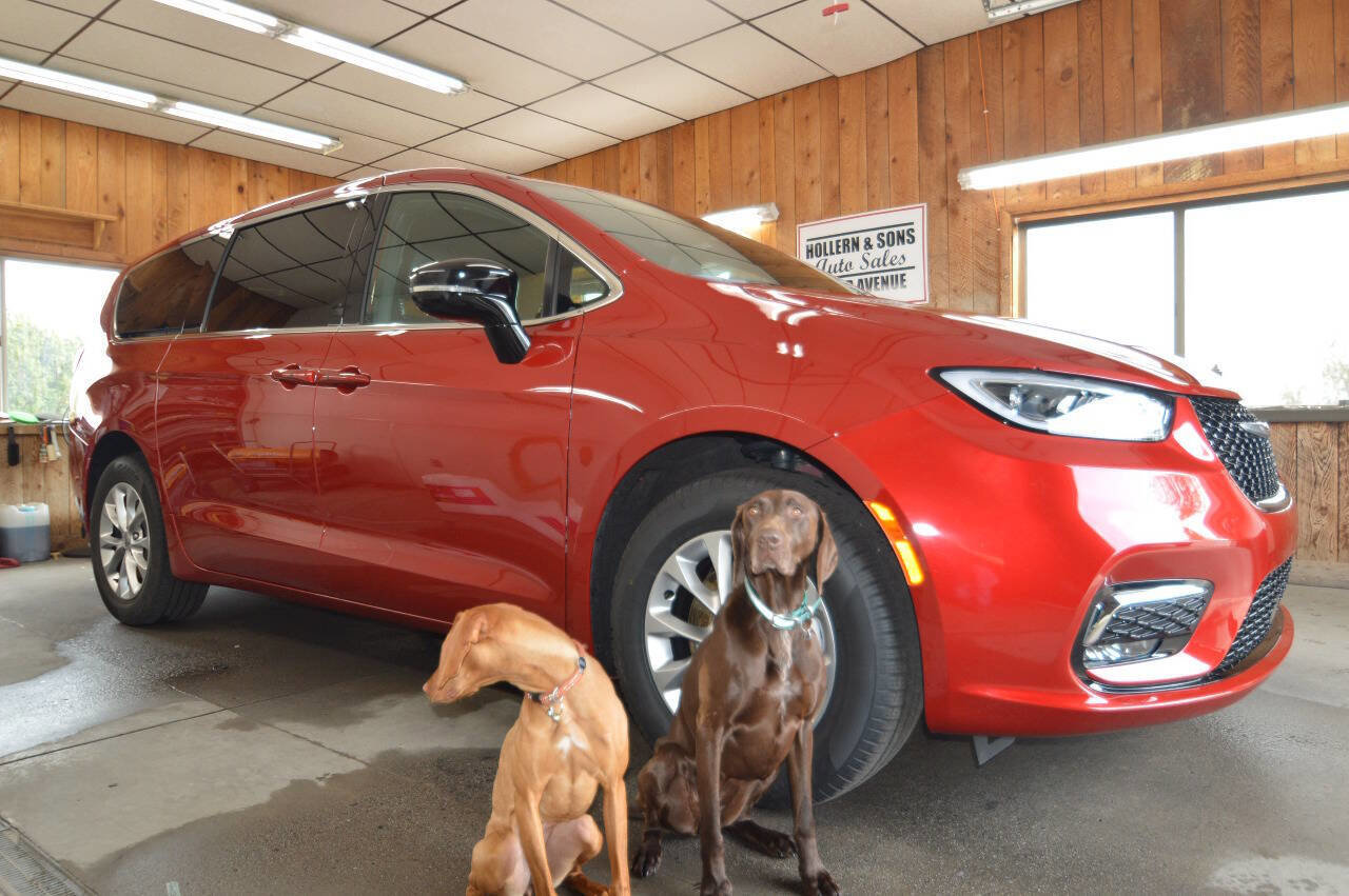 Used 2025 Chrysler Pacifica Select AWD/4WD image 2