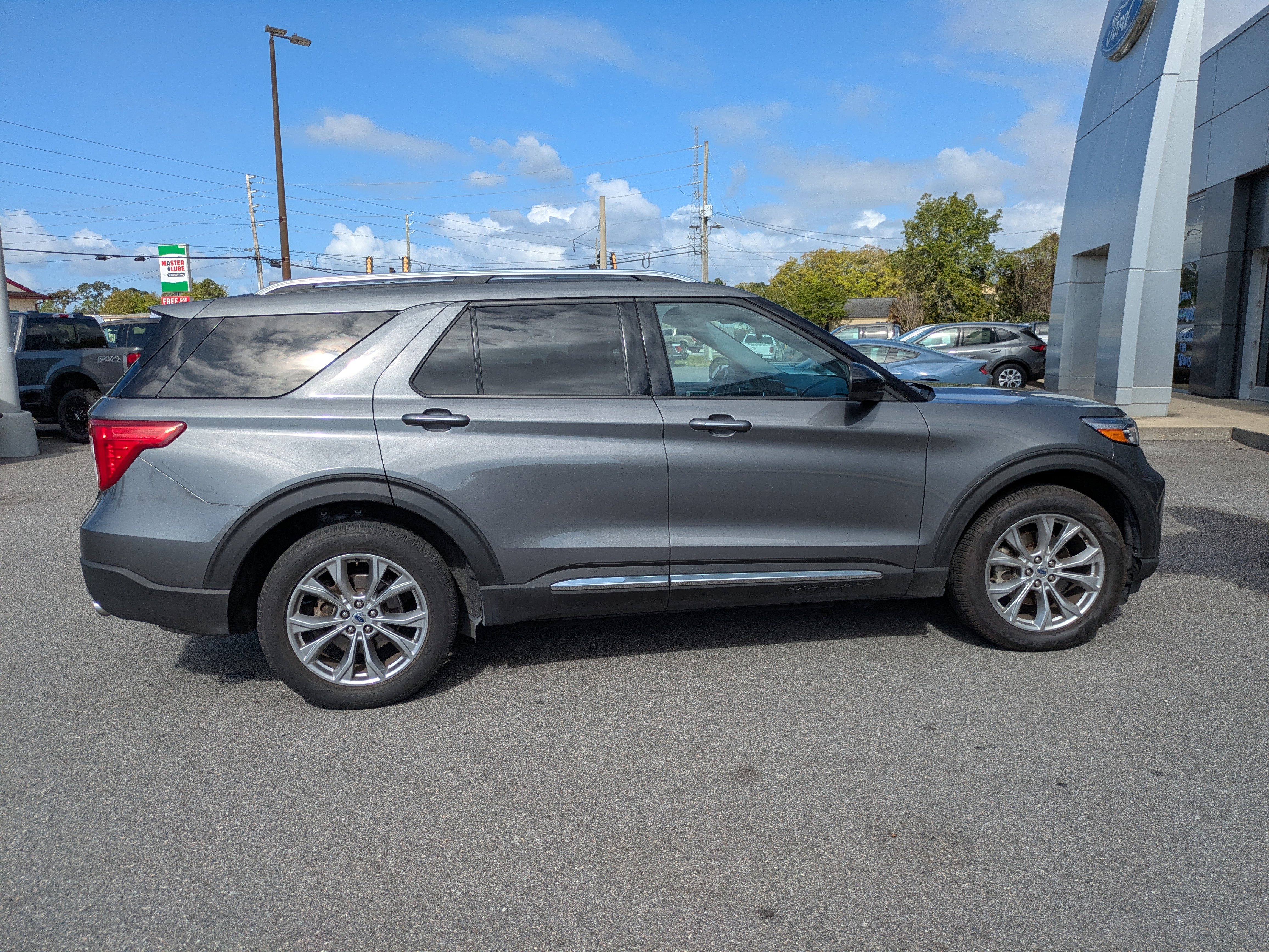 Used 2023 Ford Explorer Limited image 3