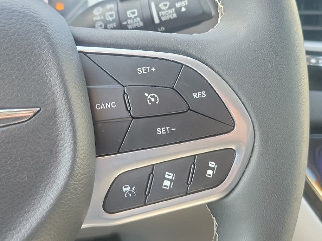 Used 2024 Chrysler Pacifica Touring-L FWD image 21