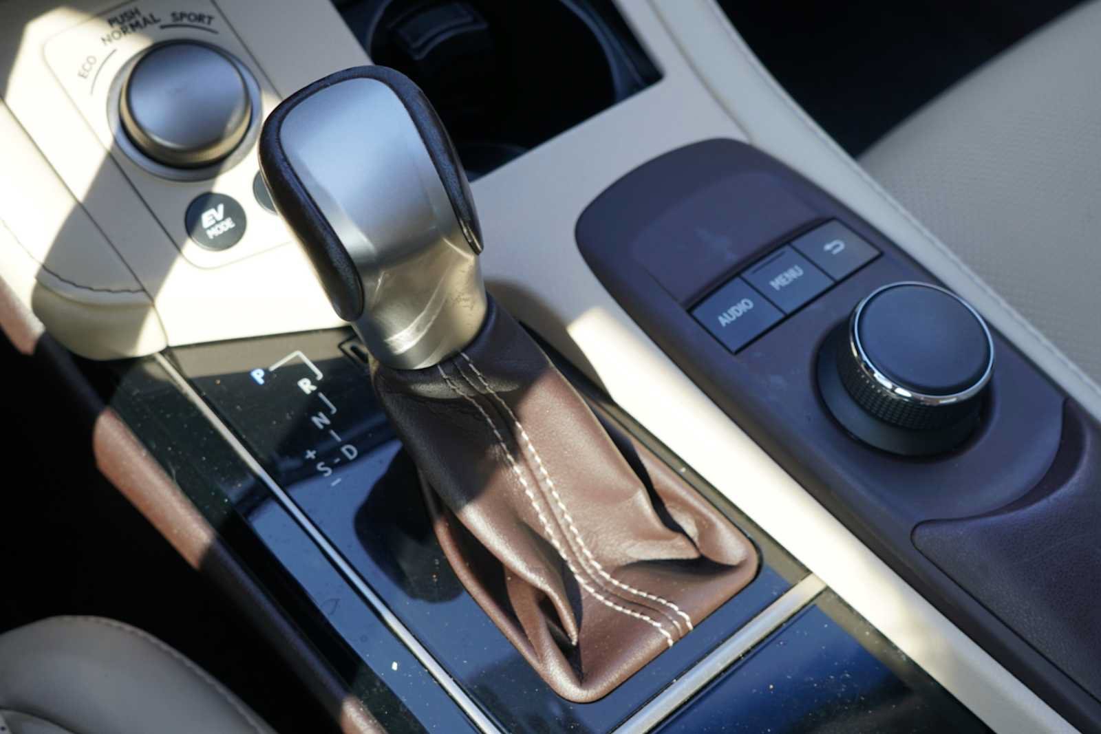 Used 2016 Lexus ES 300h w/ Premium Package w/Wood Trim FWD image 12