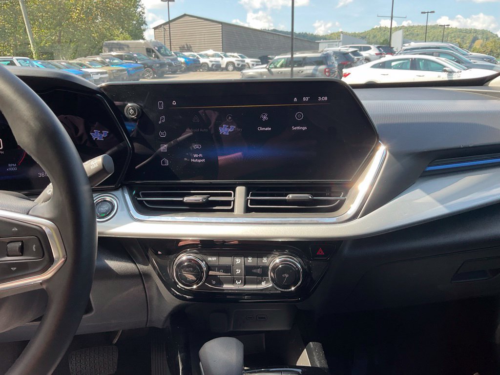 Used 2025 Chevrolet Trax LT w/ LT Convenience Package FWD image 16